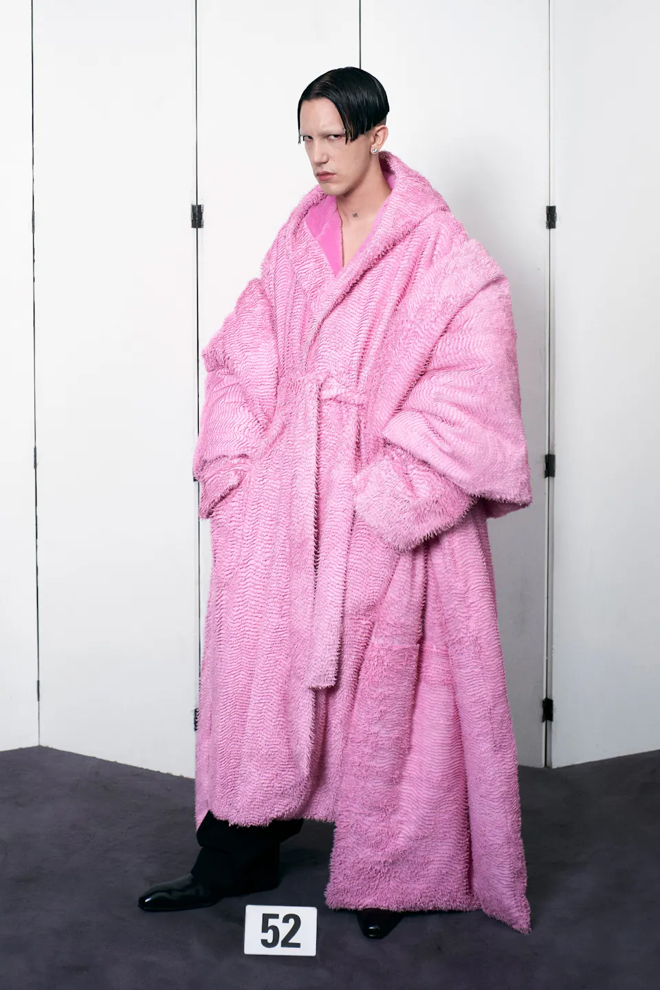 1625668444-balenciaga-haute-couture-uomo-donna-autunno-inverno-2021-2022-foto-sfilata-look-lofficielitalia50.jpeg (960×1440)