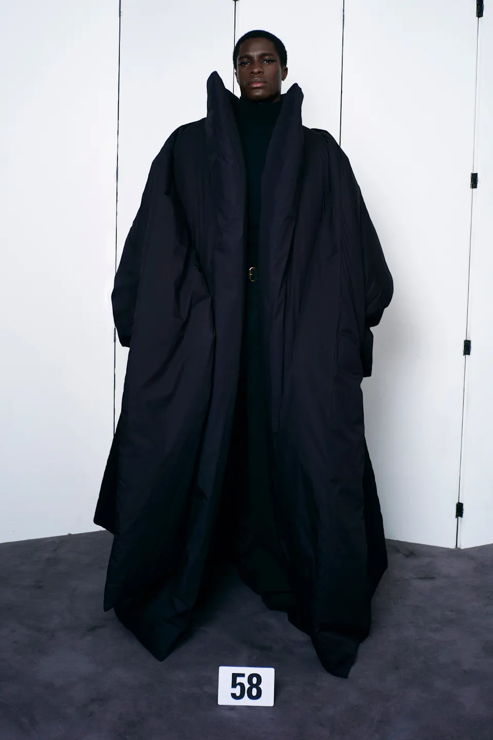 1625668482-balenciaga-haute-couture-uomo-donna-autunno-inverno-2021-2022-foto-sfilata-look-lofficielitalia56.jpeg (960×1440)