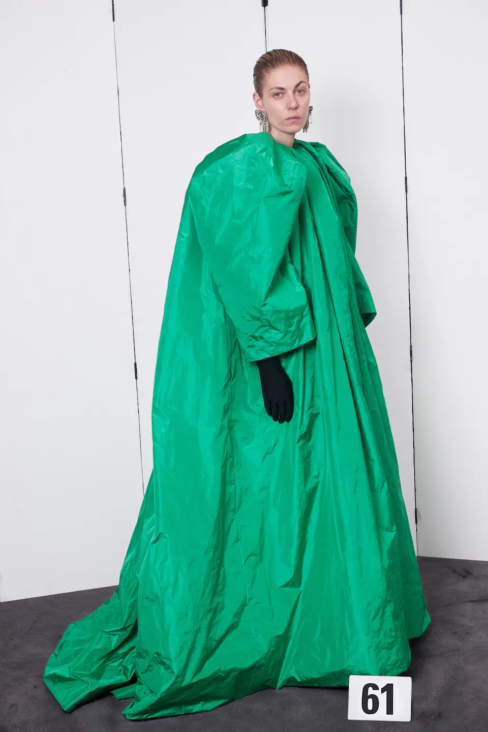 1625668499-balenciaga-haute-couture-uomo-donna-autunno-inverno-2021-2022-foto-sfilata-look-lofficielitalia59.jpeg (960×1440)