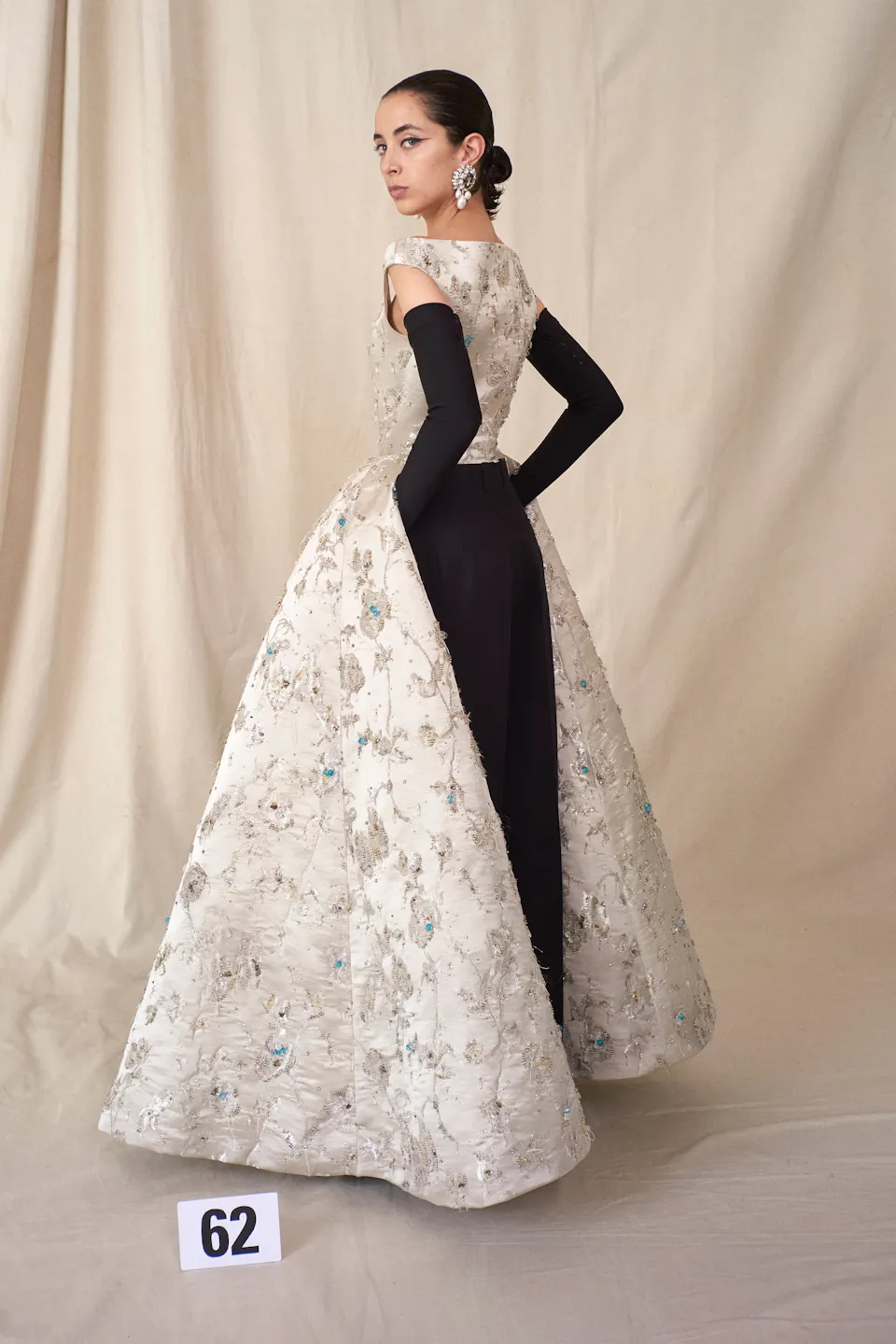 1625668505-balenciaga-haute-couture-uomo-donna-autunno-inverno-2021-2022-foto-sfilata-look-lofficielitalia60.jpeg (960×1440)