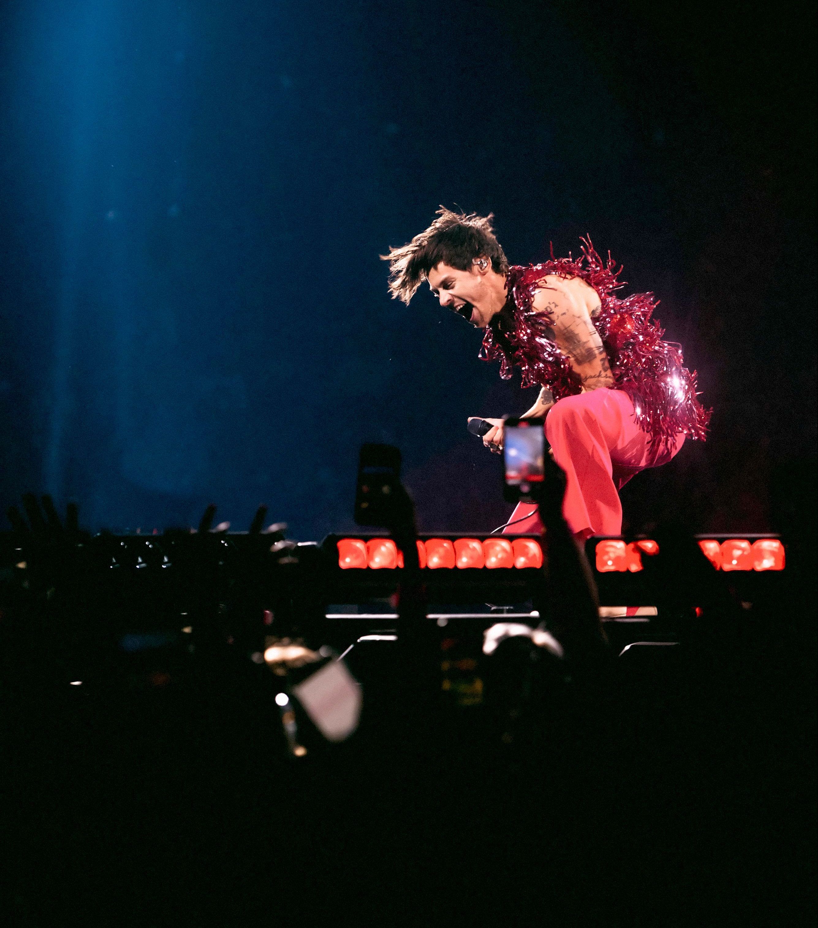 Harry Styles dà il via a \
