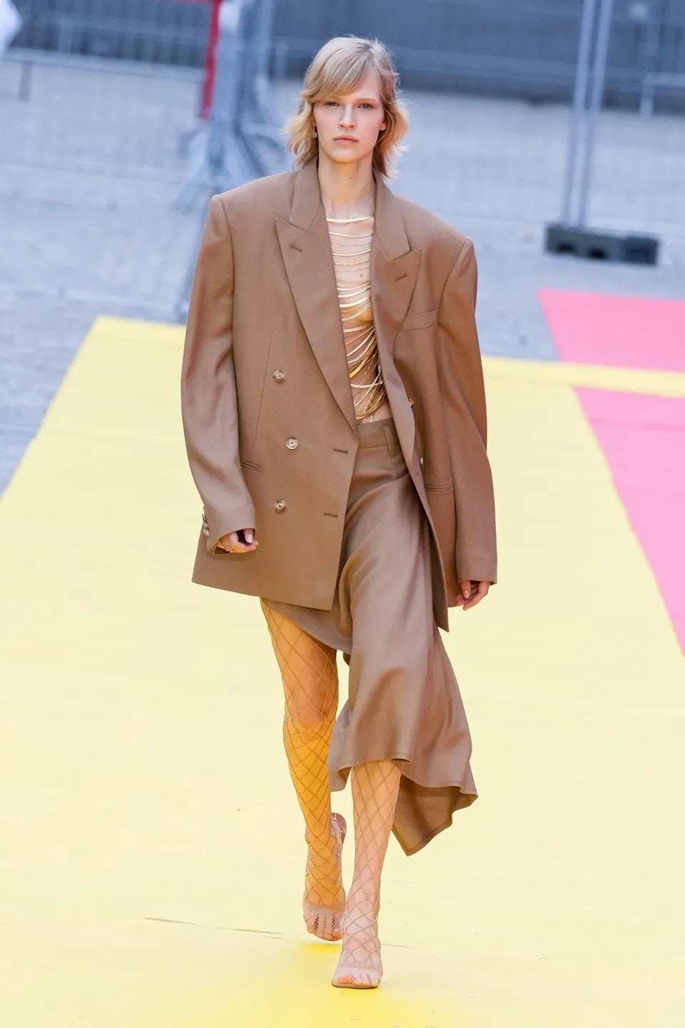 Stella McCartney tra arte e sostenibilità per la Spring Summer 2023