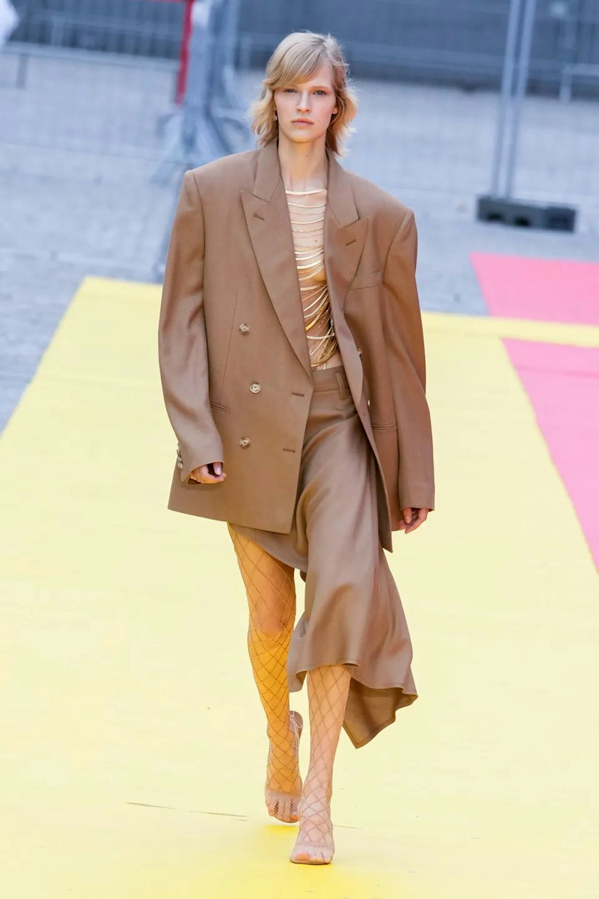 Stella McCartney tra arte e sostenibilità per la Spring Summer 2023