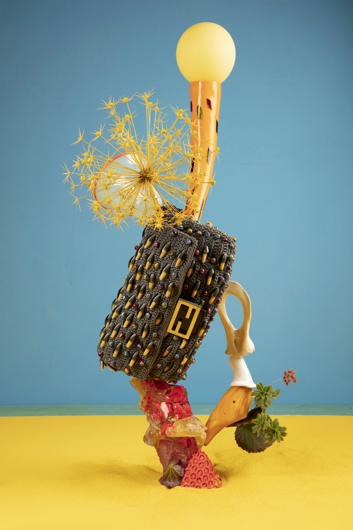 Hand in hand: il libro che celebra le Fendi Baguette