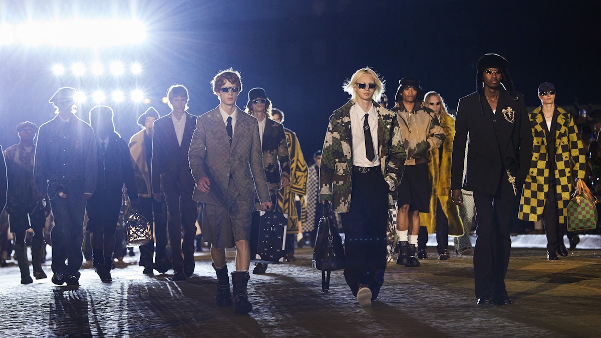 Louis Vuitton la prima di Pharrell Williams sfila su Pont Neuf