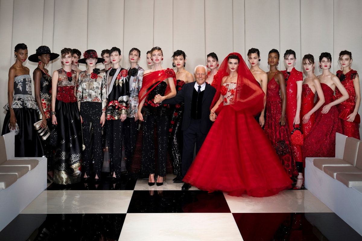 Giorgio Armani Privè e le rose rosse per l'autunno inverno 2023