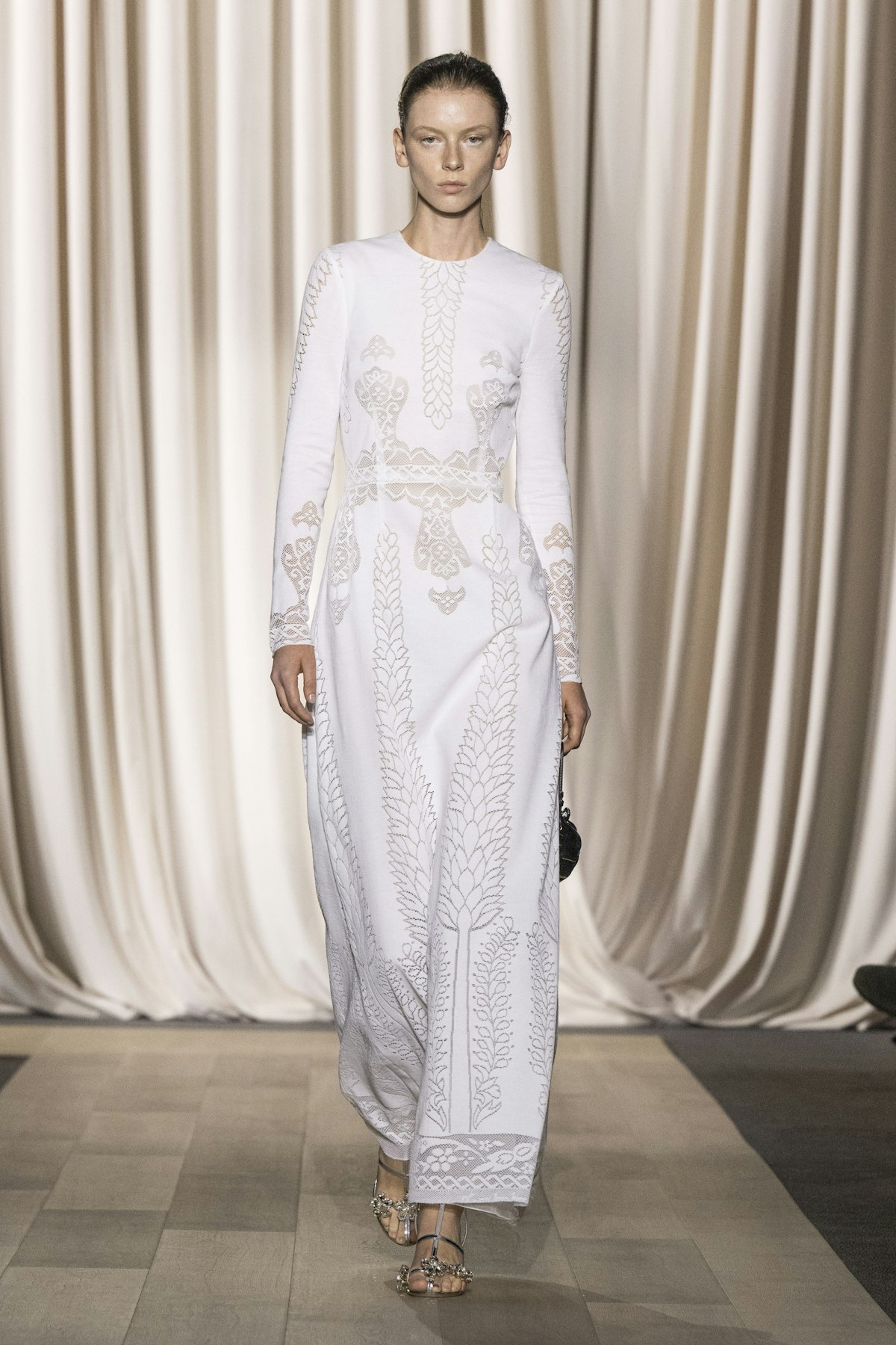 Vcalli La leggerezza di Giambattista Valli per la primavera estate 2024