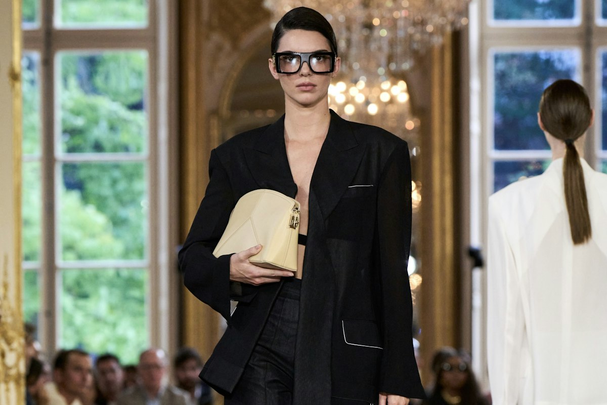 La danza dell'eleganza per la primavera estate 2024 di Victoria Beckham