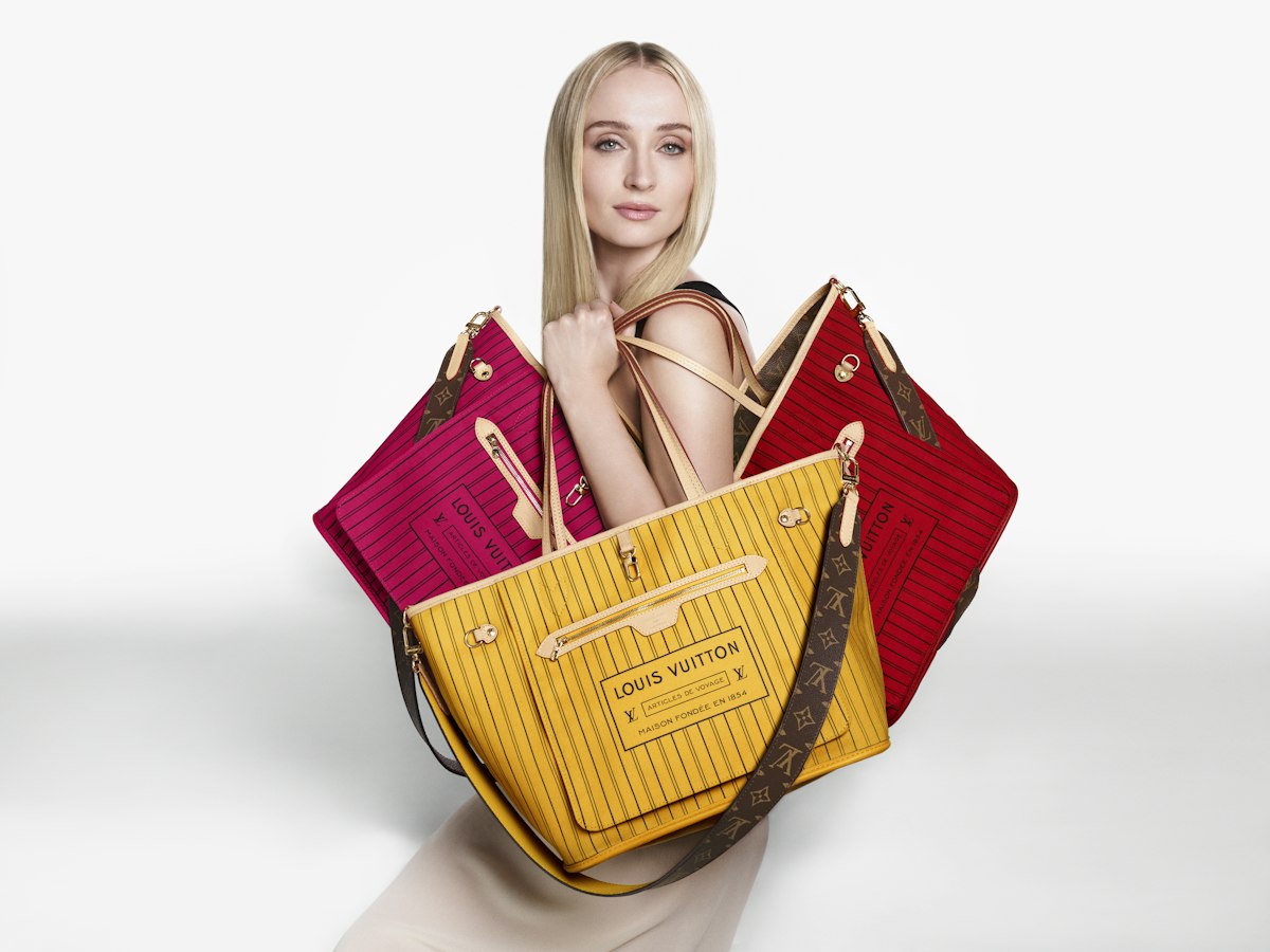 Scopri la nuova borsa Neverfull Inside Out di Louis Vuitton