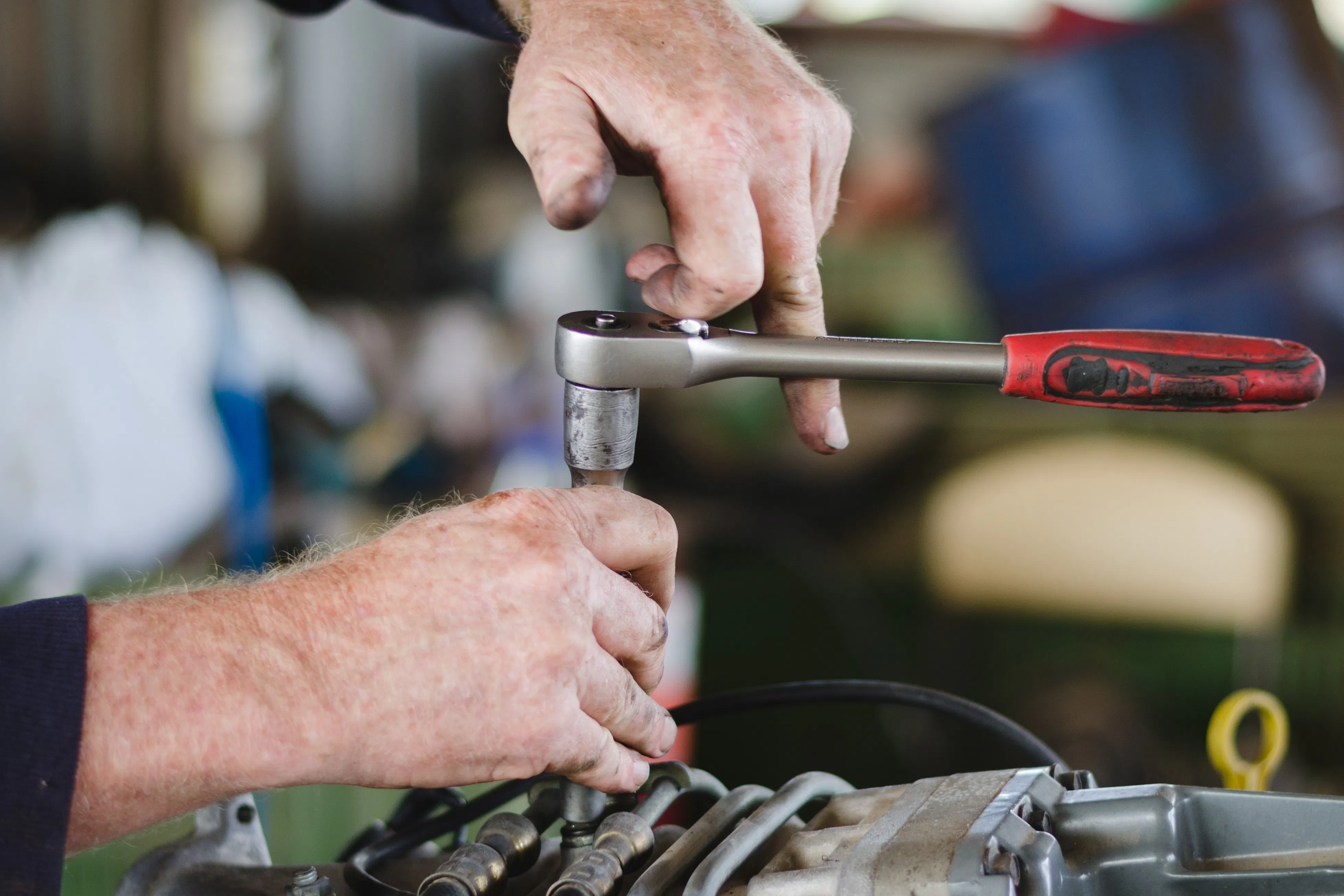 In-house vs. Outsourcing Maintenance - Why Maintenance Teams Prefer Contractors