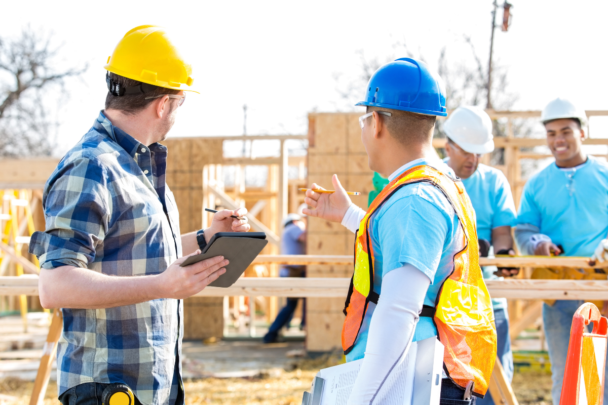 Trabajadores de mantenimiento en el sitio de construcción