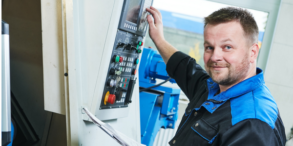 Hombre realizando mantenimiento preventivo en equipos industriales