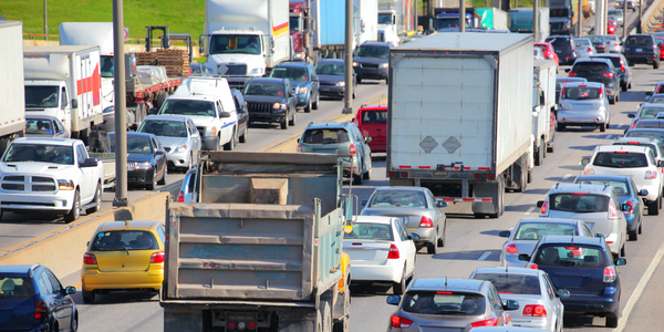 Carretera ocupada con tráfico