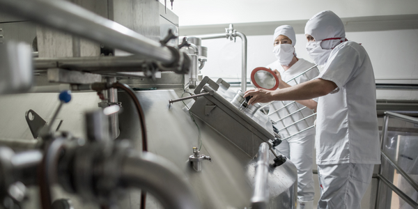 Trabaja en una planta de fabricación de productos lácteos.