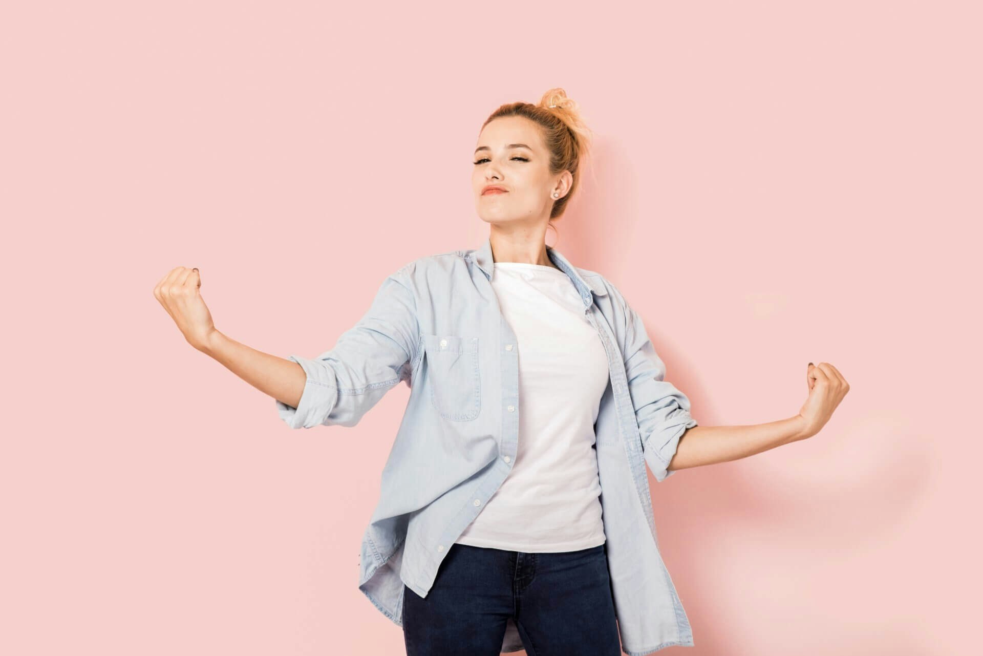 Woman posing with her fists to the sides