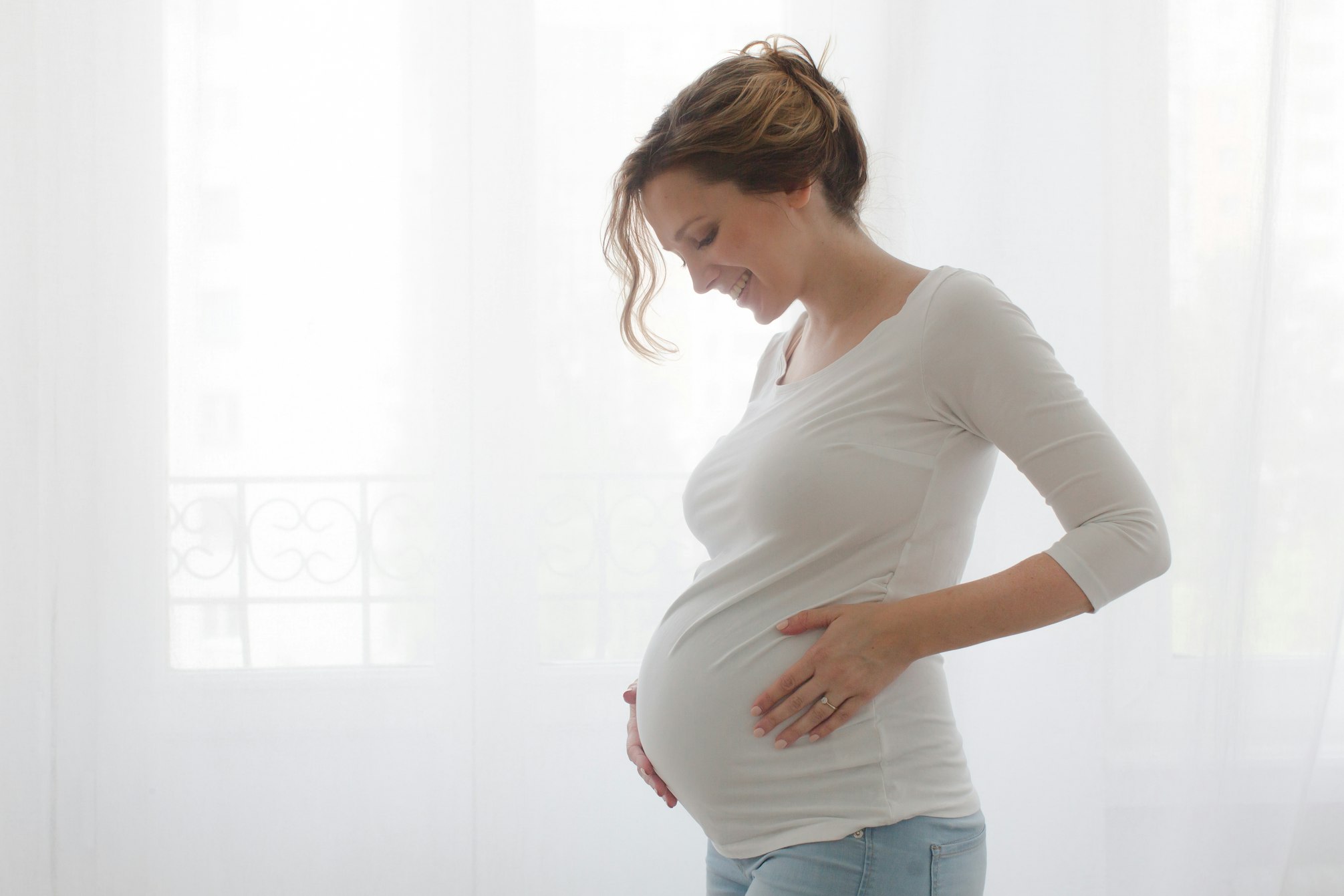 womean holding pregnancy belly
