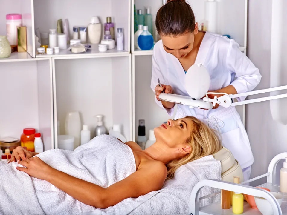 woman getting noninvasive cosmetic procedure
