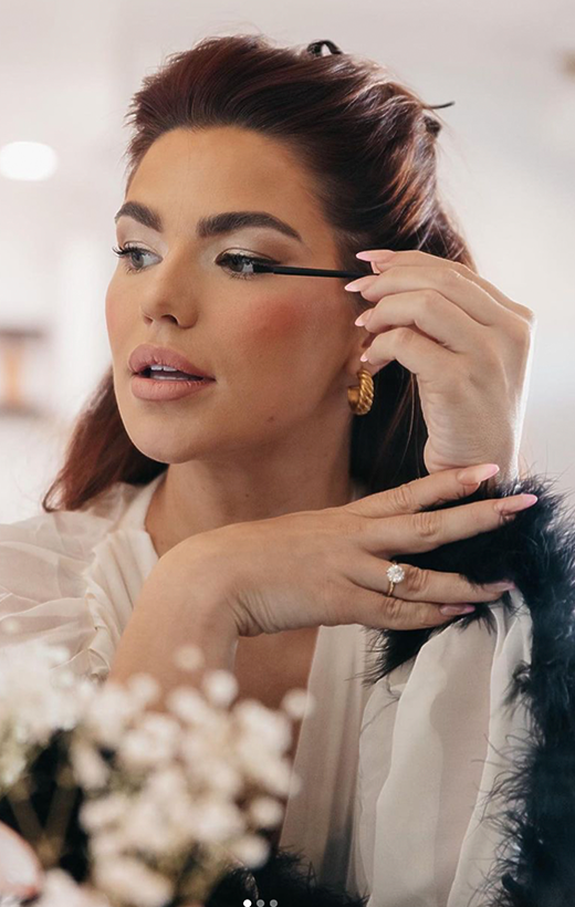 Kendall putting on mascara