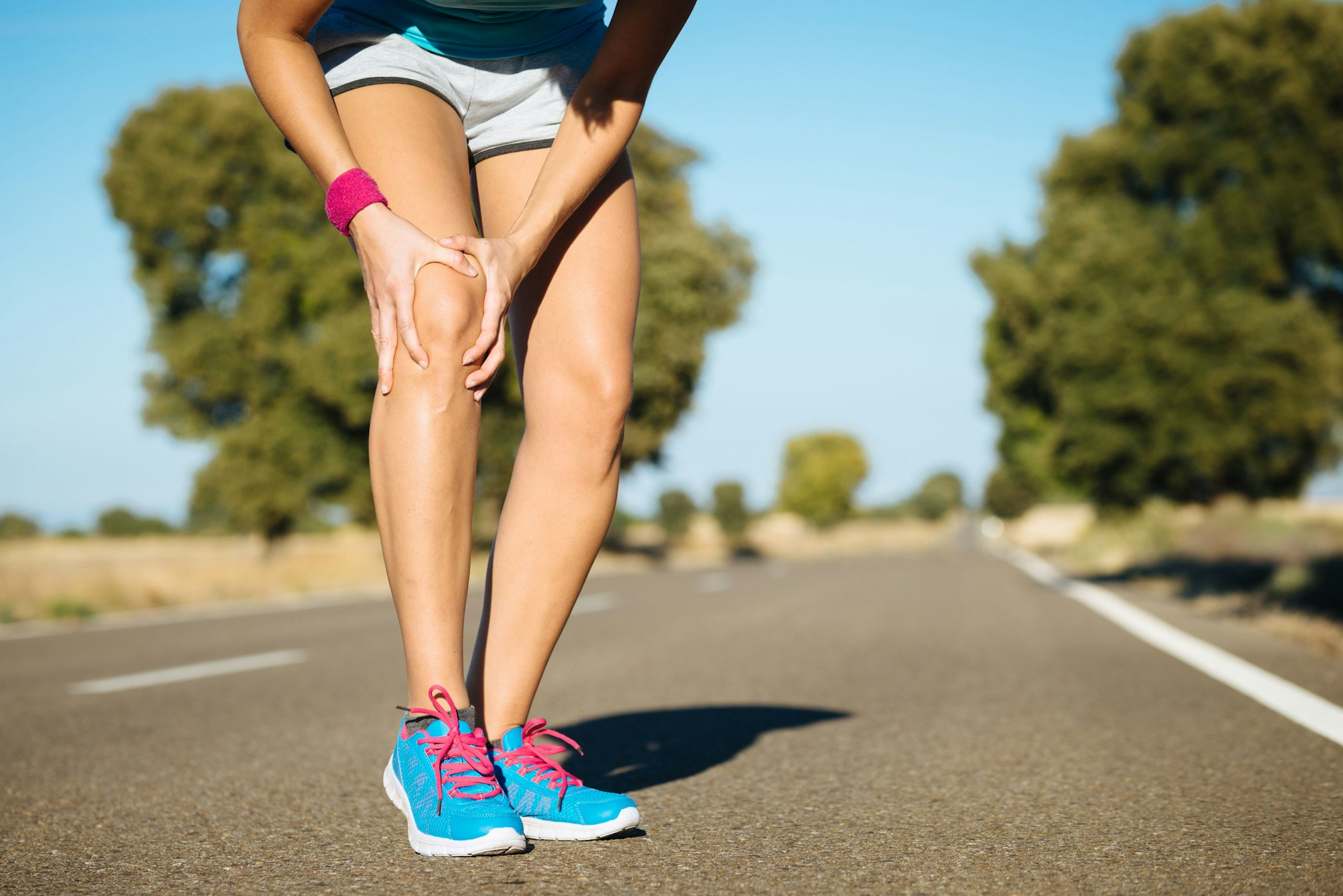 runner rubbing knee
