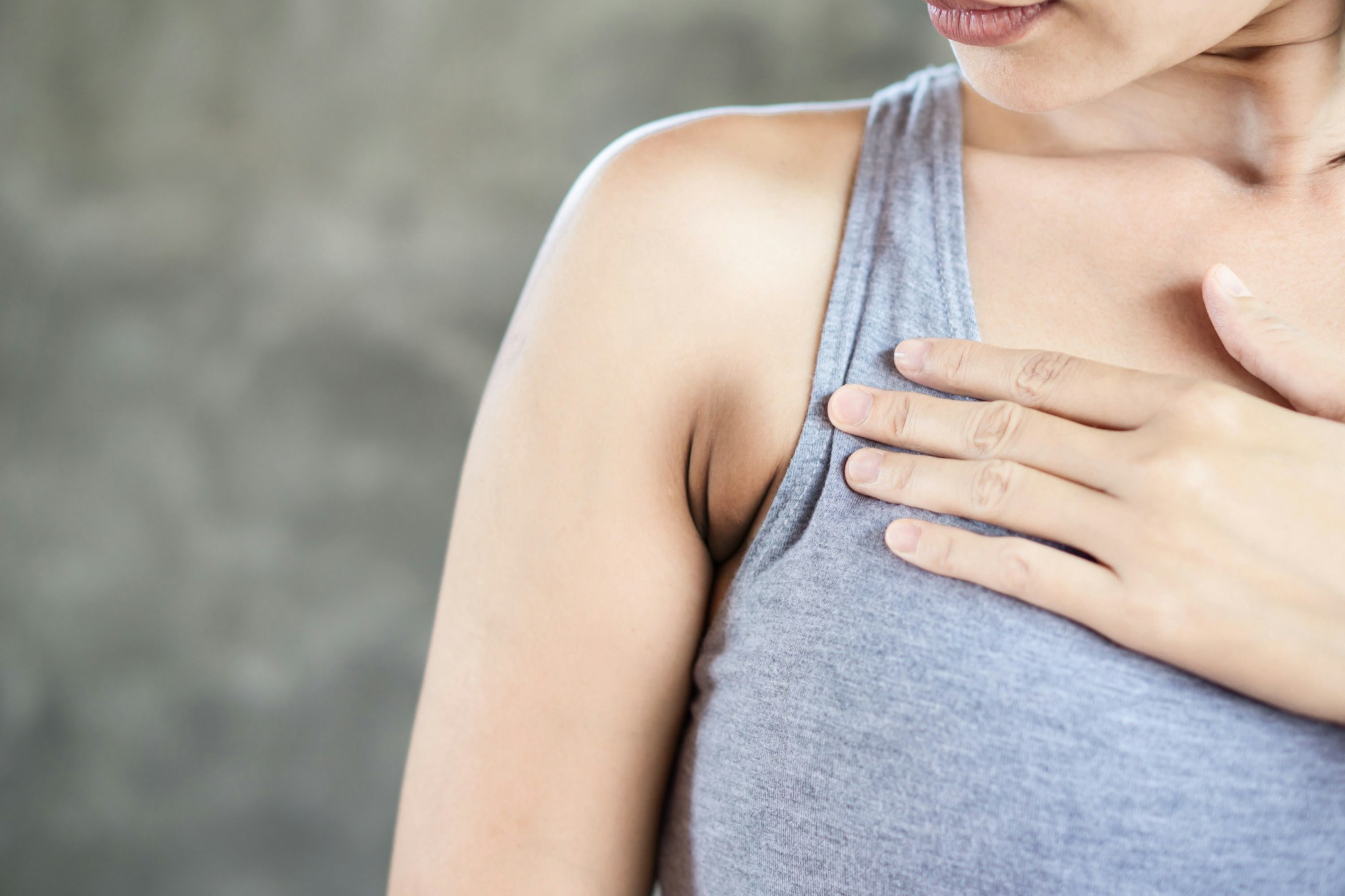 woman having problem fat skin underarm and black armpit
