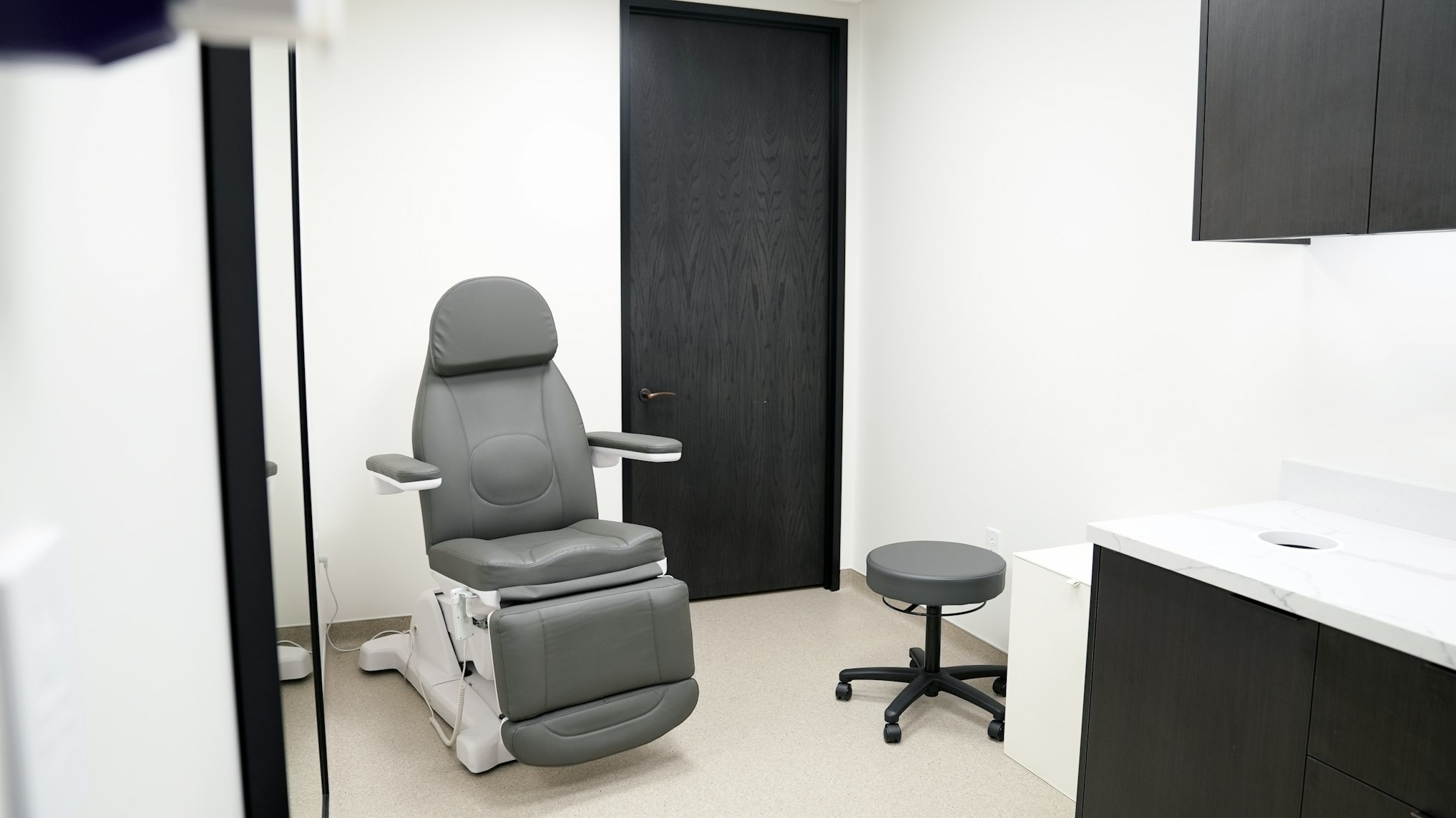 Chair in AirSculpt Body Contouring Dallas clinic’s recovery room