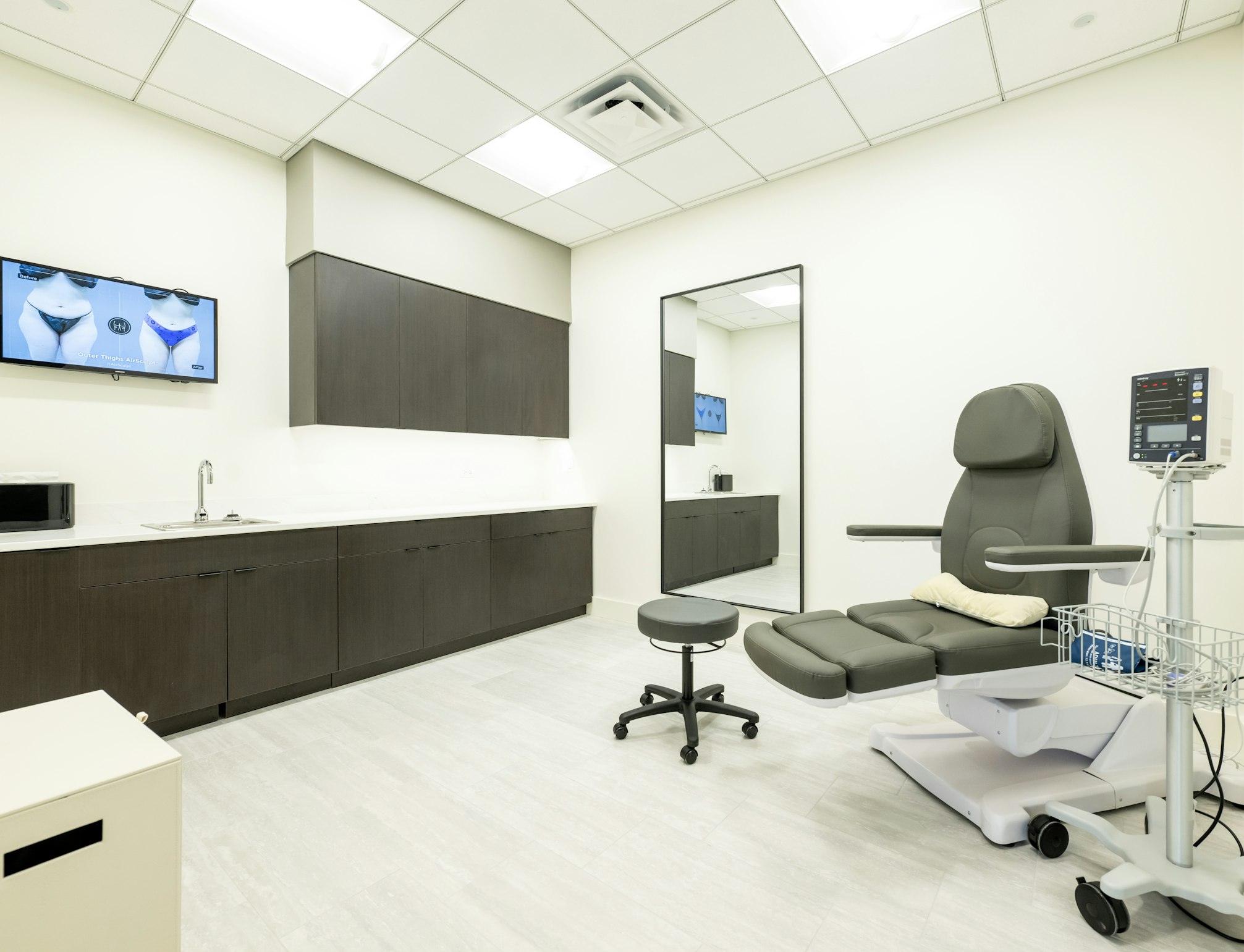 Recovery room with cabinetry and exam chair in AirSculpt Body Contouring Kansas City clinic