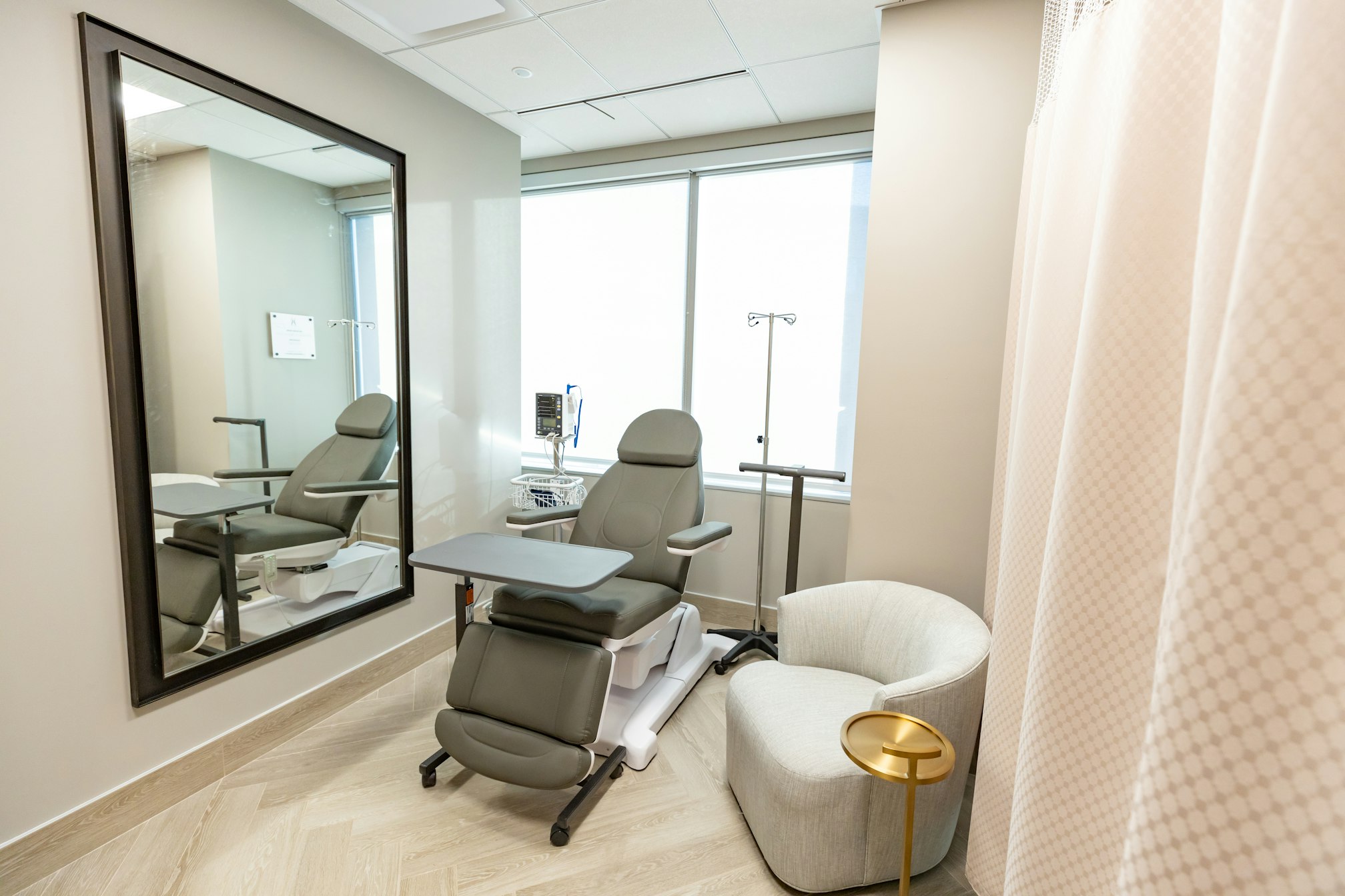 Recovery room with exam chair and wall‑mounted mirror in AirSculpt Body Contouring Orange County clinic