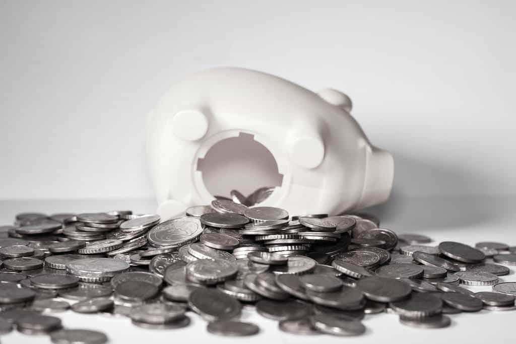 Pros and Cons of Regular Savings Accounts for Pensioners