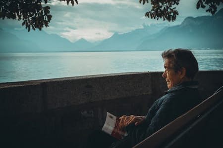 6 symptoms of loneliness and how to manage them