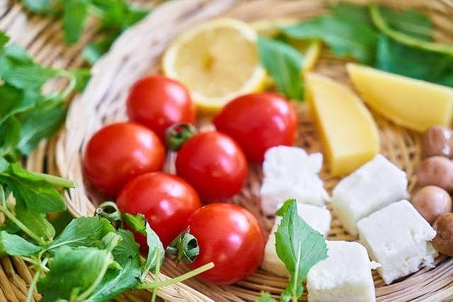 What do you eat for breakfast on the Mediterranean diet?
