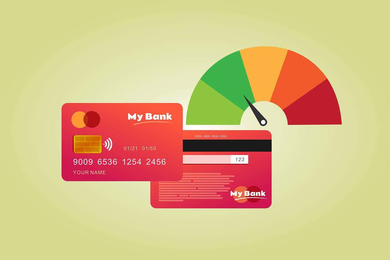 What is the average credit score in the UK?