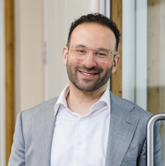 a headshot portrait of Daniel Ger