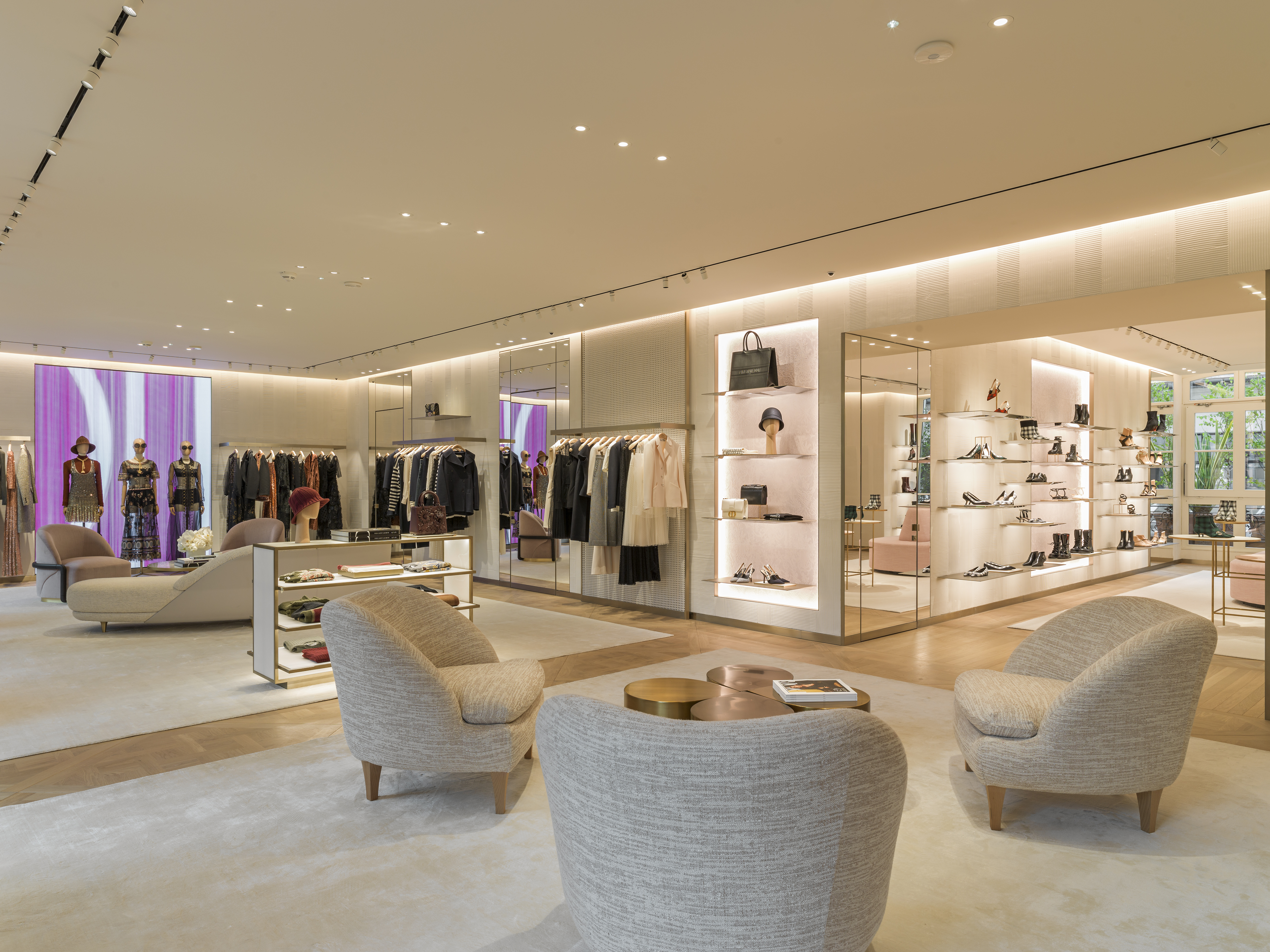 Самом магазин одежды. Кристиан диор Boutique Paris. Champs Elysees Dior. Бутик Кристиан диор во Франции. Кристиан диор магазин в Париже.