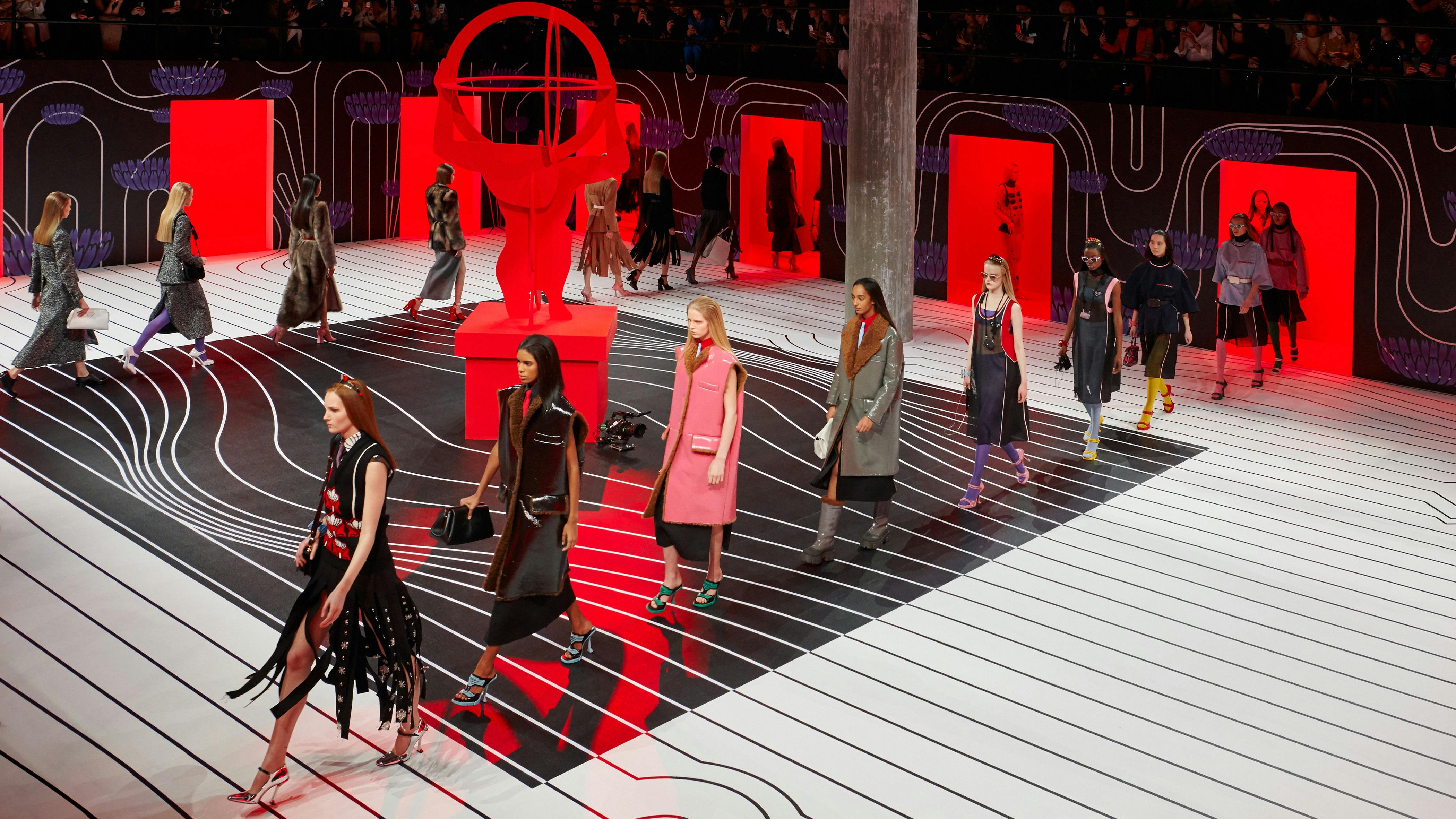 Новые тг моды. Prada показ осень зима 2021 2022. Prada Fall Winter 2020 2021. Показ Прада 2022. Показ мод Прада 2022.