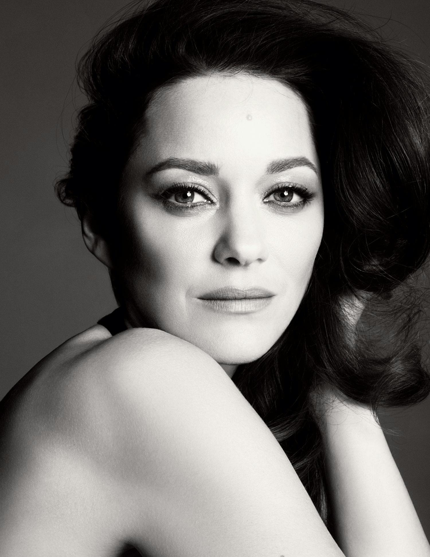 Marion Cotillard Shines in the Latest Chanel N°5 Campaign Film