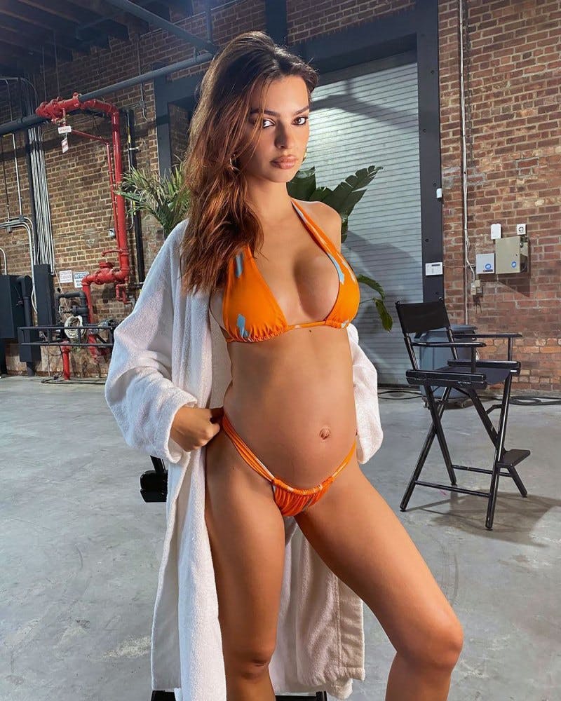 Emily Ratajkowski Encourages Body Positivity for Pregnant Women with Nude  Photo - Emrata