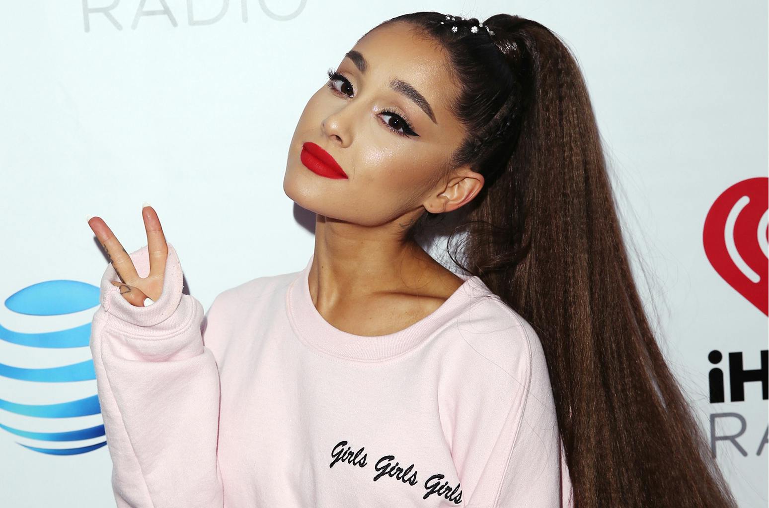 Ariana Grande Wants You To Know She Doesn T Know How To Take Criticism Twitter