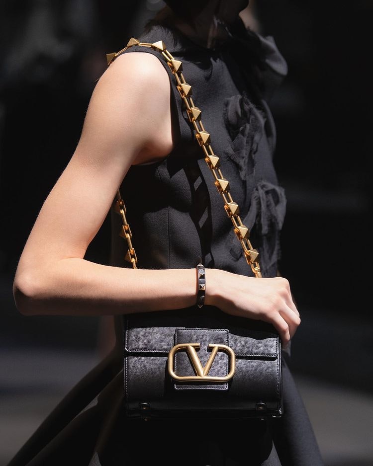 3 Bag Trends Conquering the Fall/Winter 2021 Catwalks - Fall Winter ...