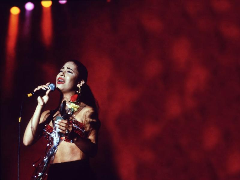 A Look Back At Selena S Stunning Outfits Selena Quintanilla Perez Singer Fashion Style
