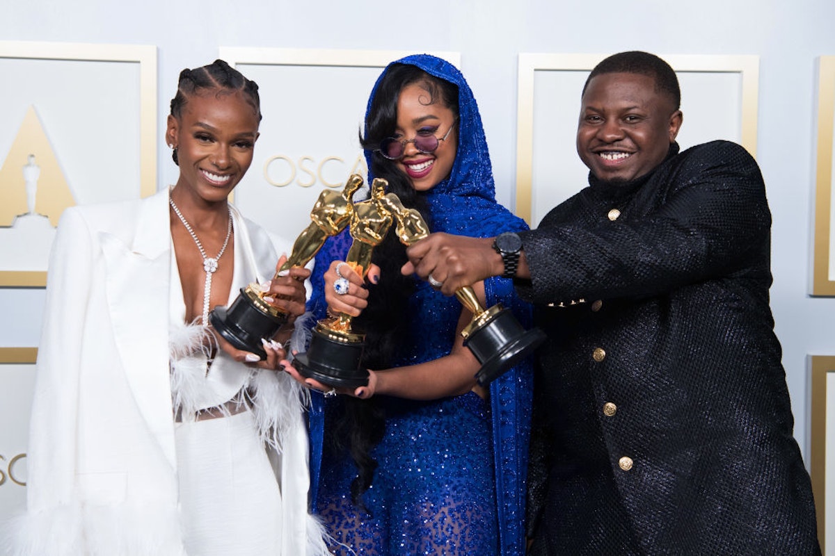 Oscars 2024 What's Inside the 205,000 Oscars Gift Bag?