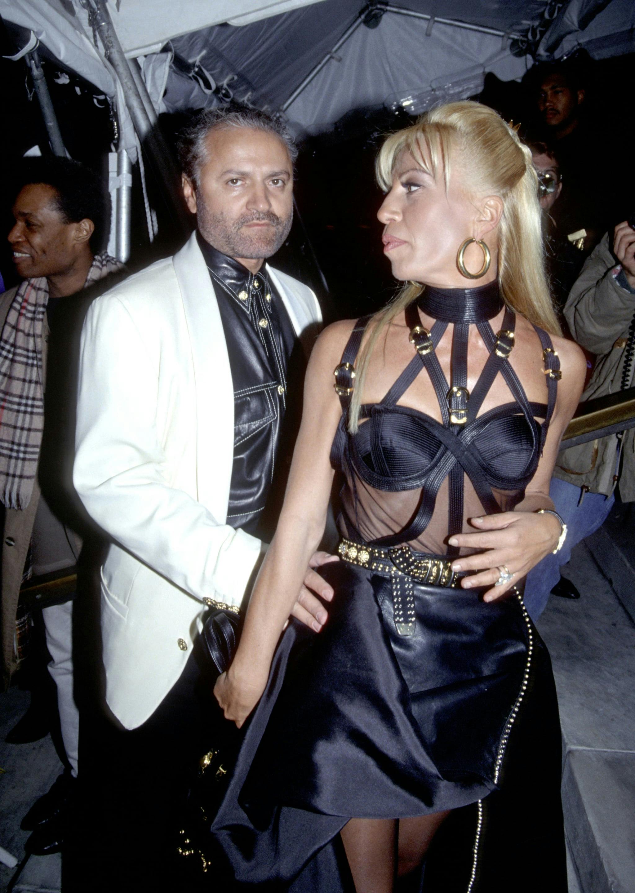 Boekhouder opgraven enthousiasme The Legacy of Donatella Versace's Bondage Dress — Donatella Versace Famous  Dress 1997