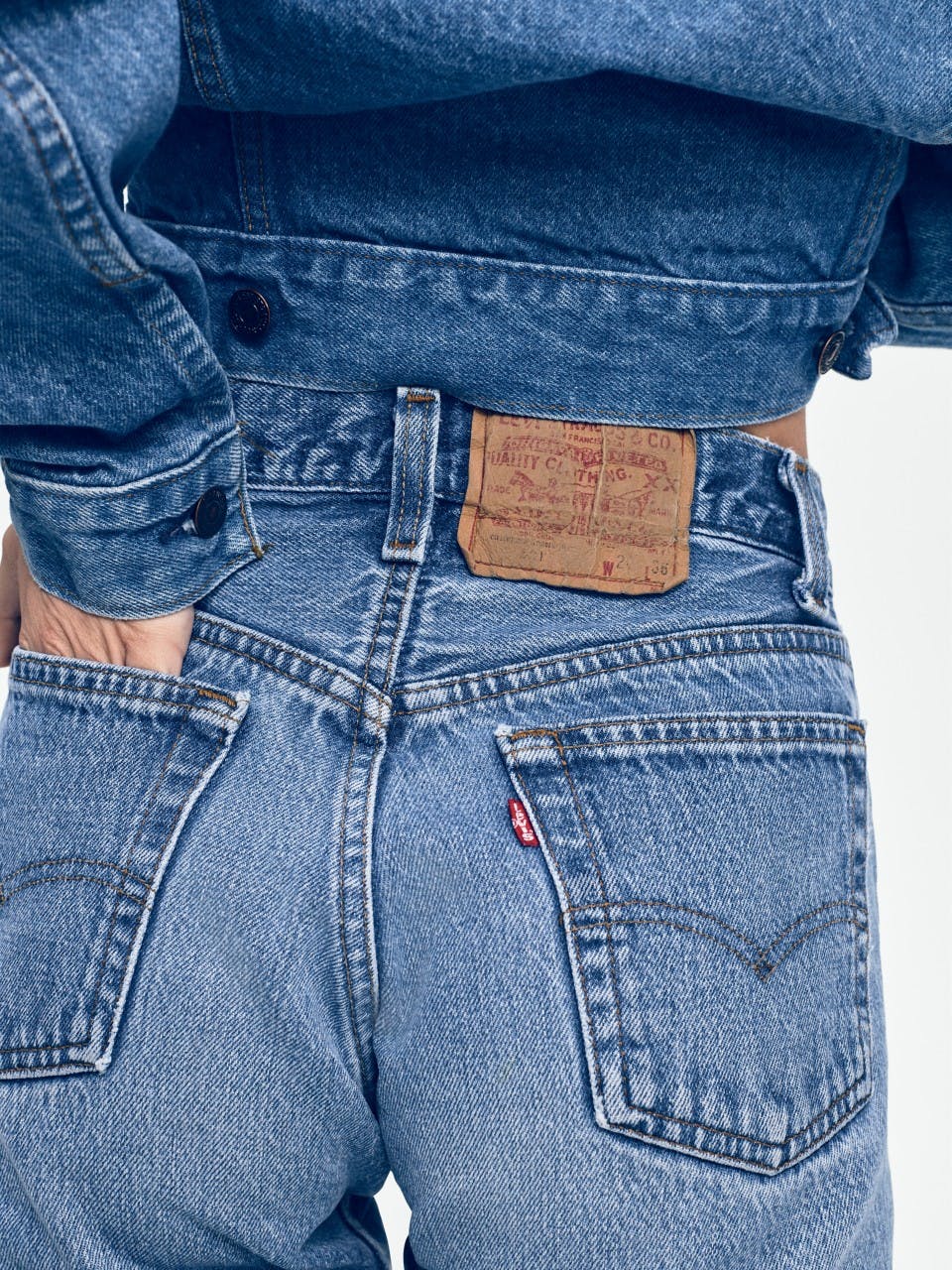 7 Ways to Style Your Levi's 501 Jeans - Levi's 501 Denim Jeans Fashion Trend Hailey Bieber 7 Ways to Style Your Levi's 501 Jeans - Levi's 501 Denim Jeans Fashion Trend Hailey Bieber