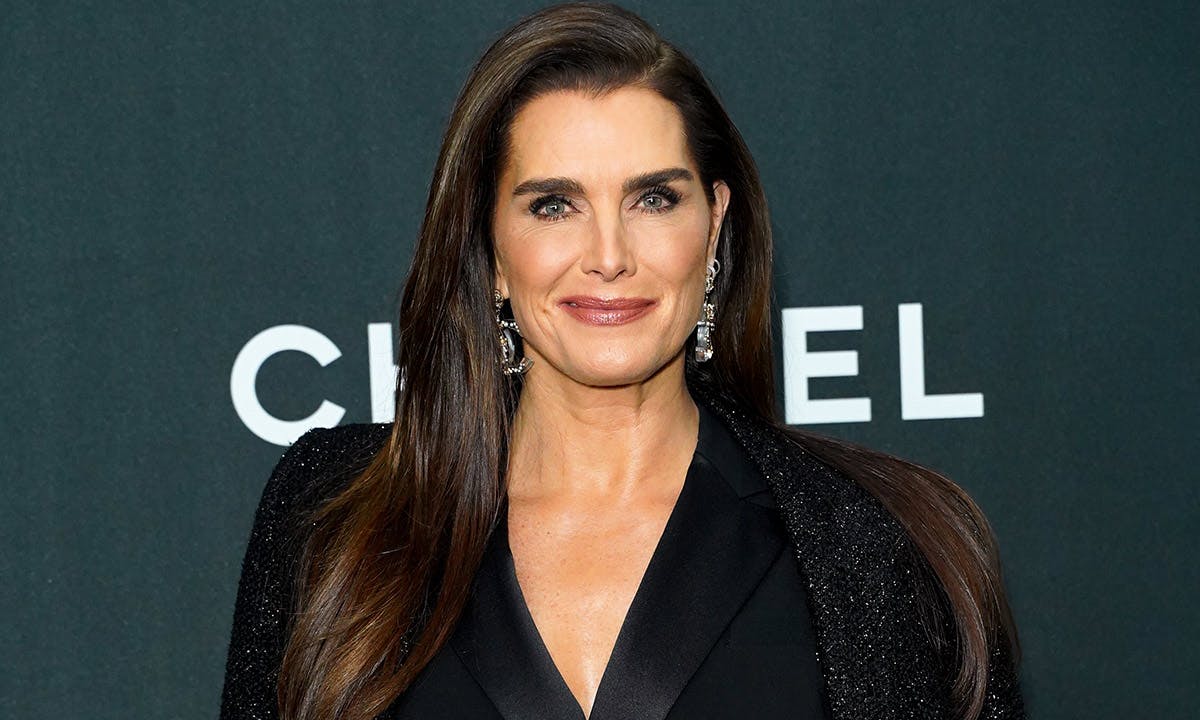 Brooke Shield S Daughter Wore Her Golden Globes Dress To Prom Brooke Shields Young 1998