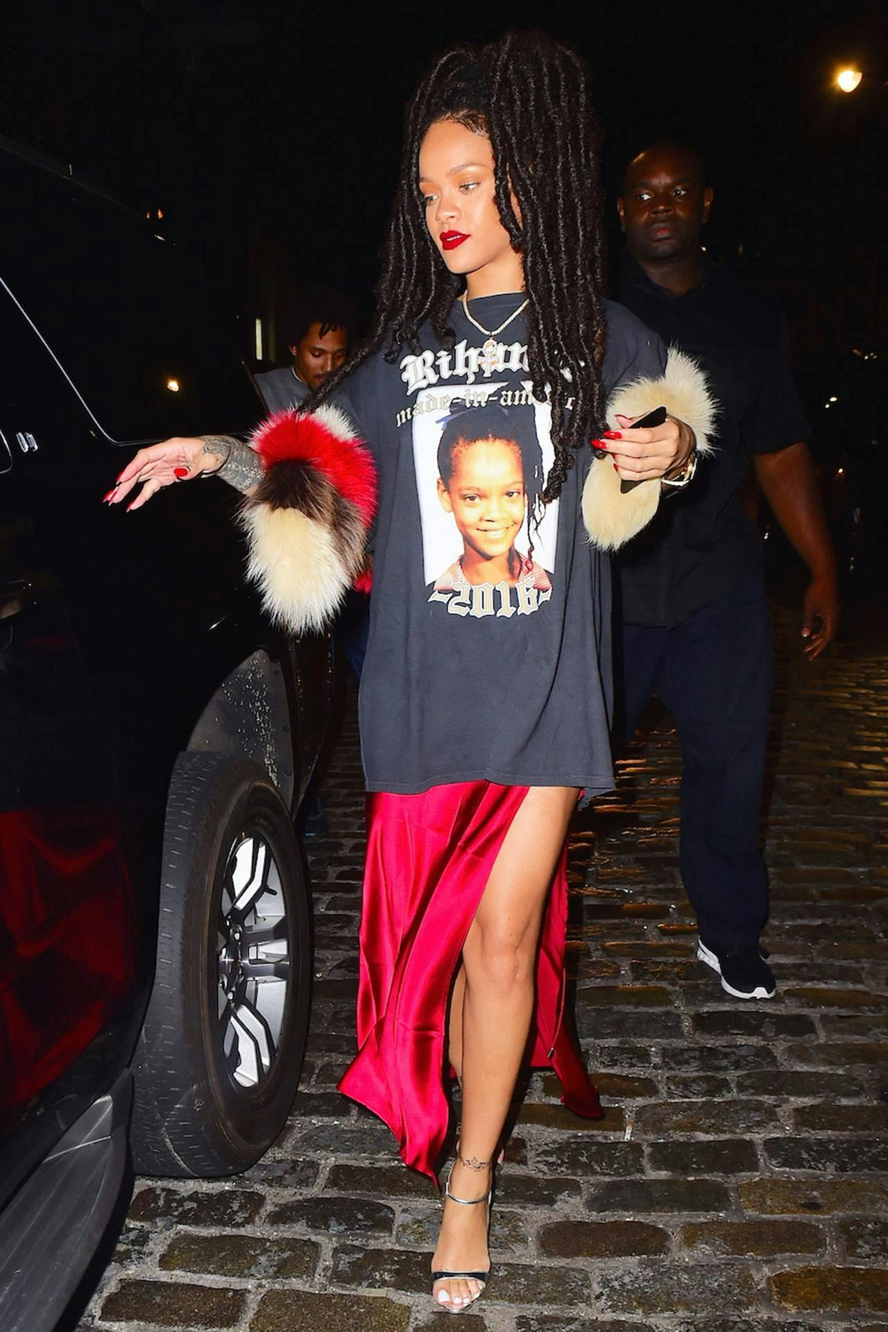 Telemacos Onvoorziene omstandigheden Bevestigen How to Style Band Tees, According to Celebrities - Concert T-Shirt Merch  Rihanna