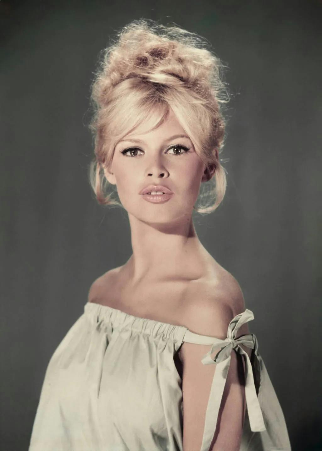 https://www.datocms-assets.com/39109/1689015432-brigitte-bardot-french-style-icons.jpeg?auto=format%2Ccompress&cs=srgb