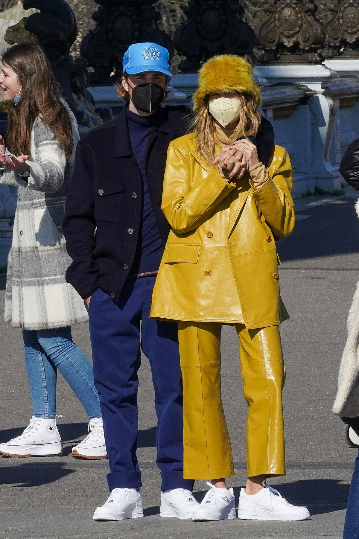 12 Justin And Hailey Bieber Outfits For Couples Costume Inspiration 