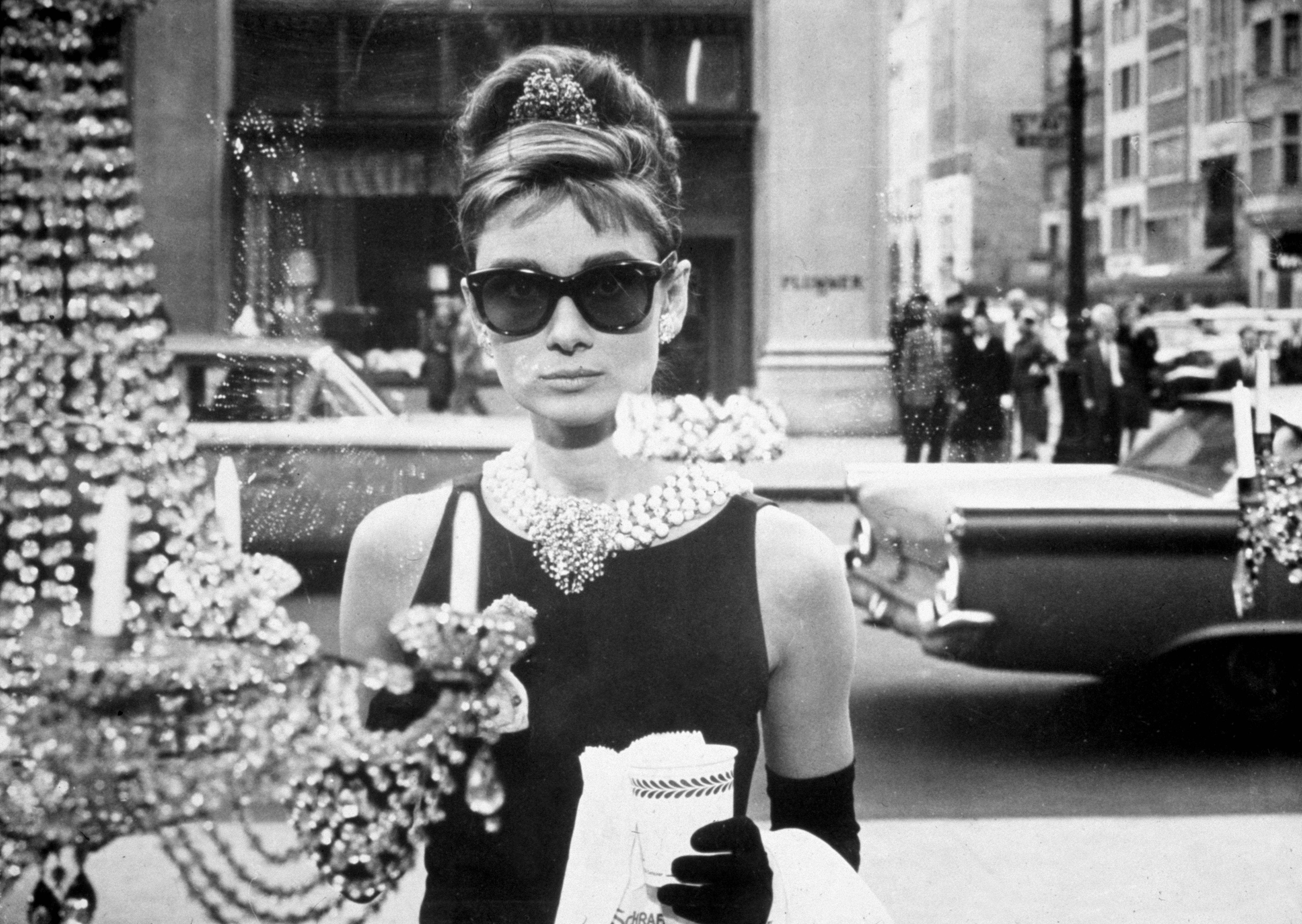 Tahari glamorous‎ Jackie-o style white gold chainlink oversized oval sunglasses Channeling Jackie O love affair for oversized sunglasses ? main image 2