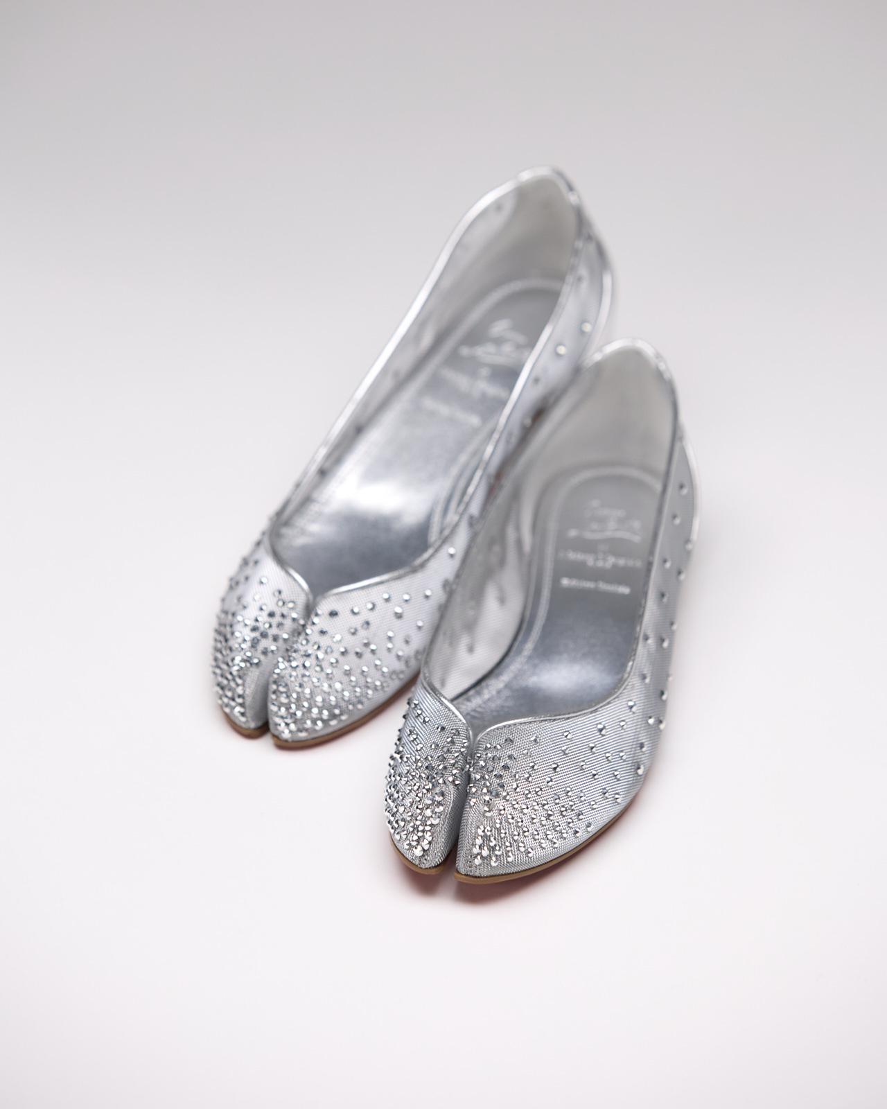 数量限定Maison MargielaxChristian Louboutinタビストラス How to Get the Red-Soled Margiela Tabi from the Christian