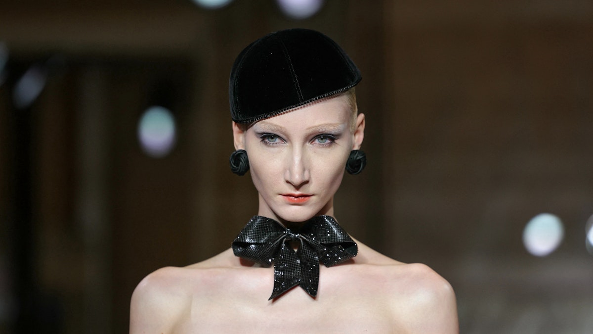 Black Silhouettes Shine for Giorgio Armani Priv Fall/Winter 2025 Haute Couture Black Silhouettes Shine for Giorgio Armani Priv Fall/Winter 2025 Haute Couture