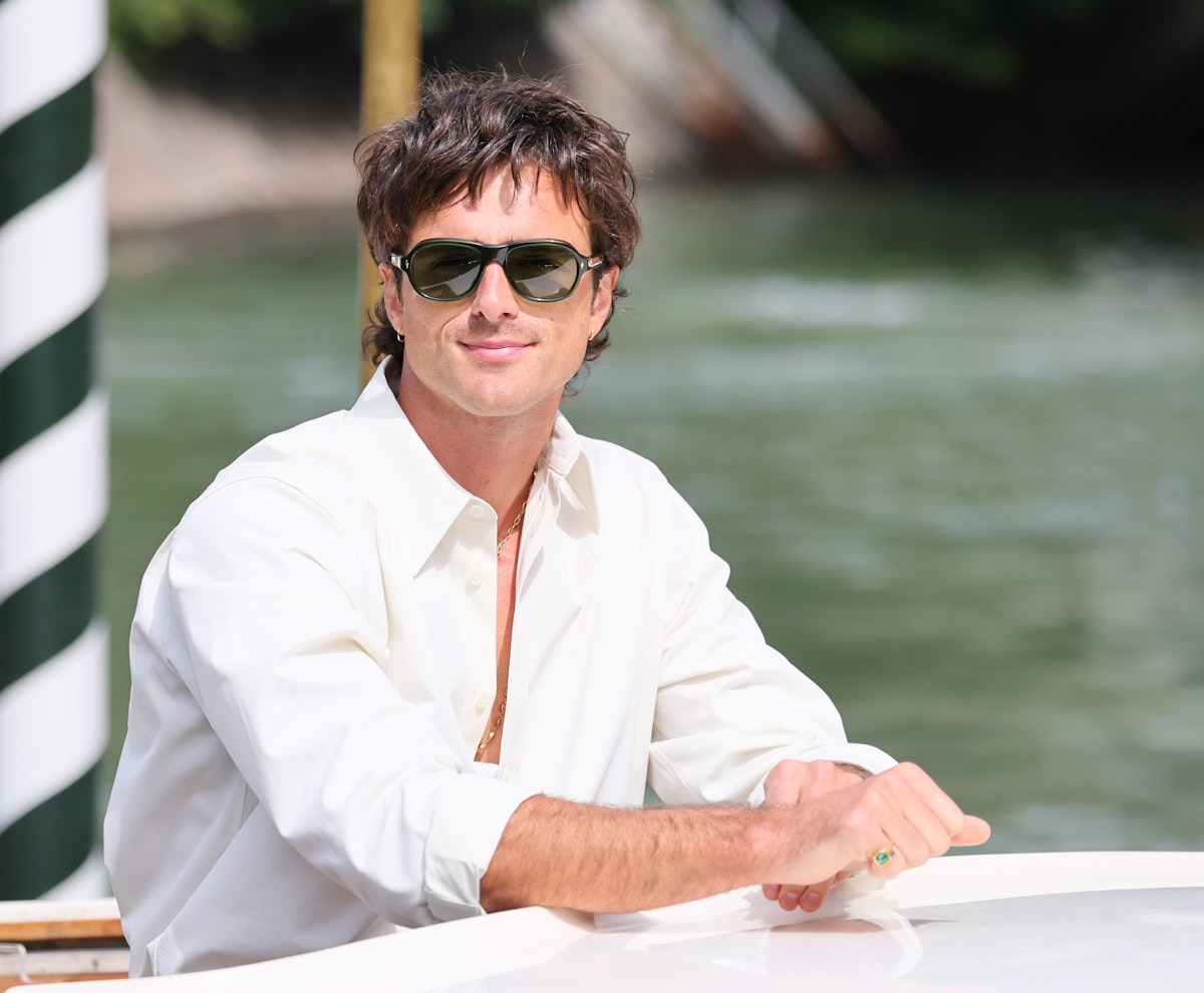 Jacob Elordi Arrives in Venice in All-White Look Ahead of Frankenstein  World Premiere